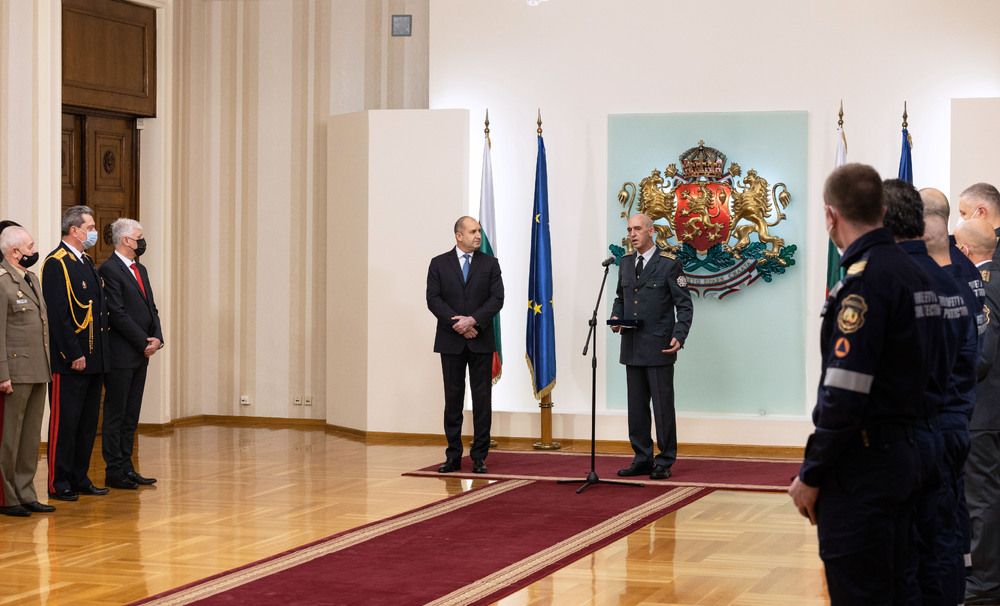 Държавният глава към огнеборци: Давате вяра, че има хора готови на всичко за спасяването на човешкия живот като висша ценност