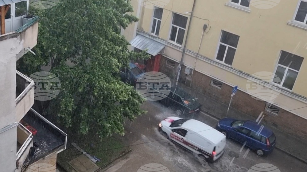 Обстановката в Ловешка област се нормализира след бурята този следобед
