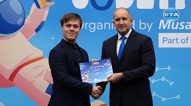 Президентът Румен Радев награди победителя в 24-тото издание на конкурса CodeIT