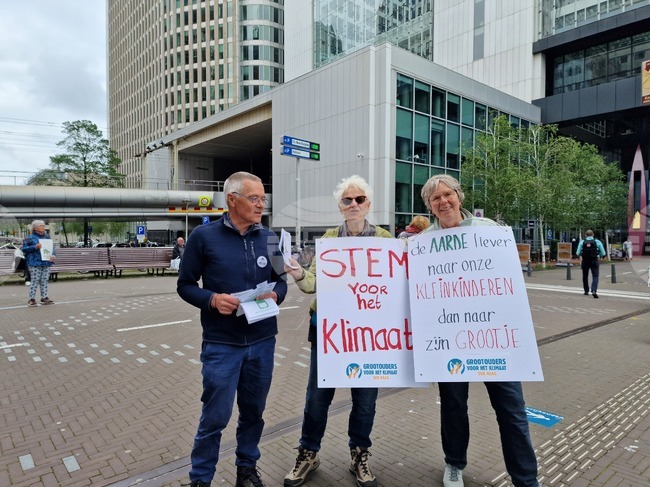 Сто и петдесет четвъртъка протест: баби и дядовци на барикадите в Нидерландия за климата