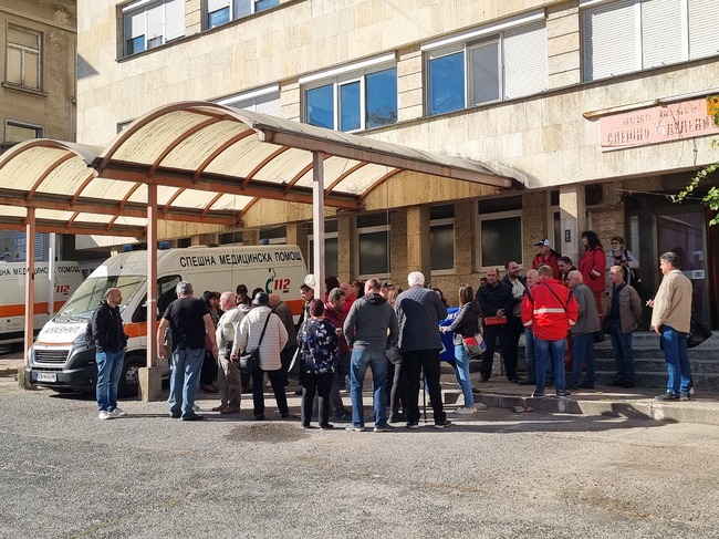 Медици от Центъра за спешна медицинска помощ в Шумен протестираха с искания за по-високи заплати и социални придобивки