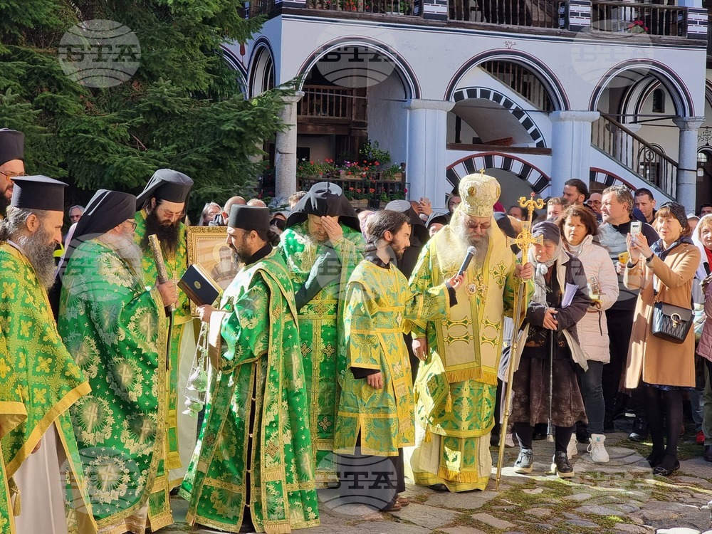 Стотици изпълниха Рилската Света обител за празника Отчовден