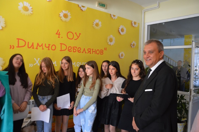 Дарители превърнаха IV ОУ „Димчо Дебелянов“ в по-светло и приветливо място за учениците, кметът Илко Стоянов: Благодаря ви за усилията и възможността децата ни да учат в по-добра среда 