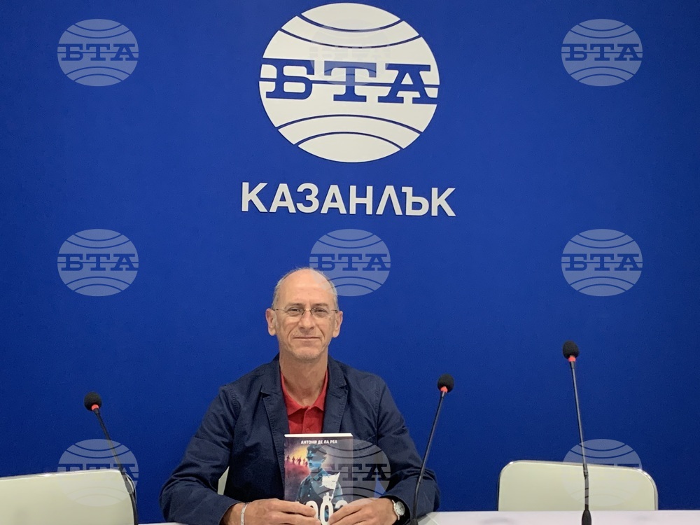 Журналистът Антони де ла Реа ще представи в родния си Казанлък своя дебютен роман „1903“