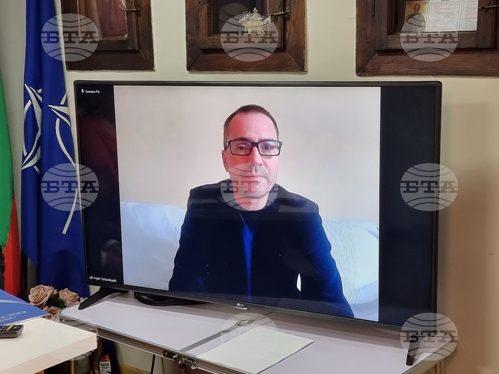 Притесняващо е нежеланието да се чуват различни мнения, според евродепутата Ангел Джамбазки