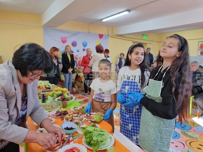 Село Стражец - БЧК - Турски червен полумесец - училища - трапезарии - топъл обяд