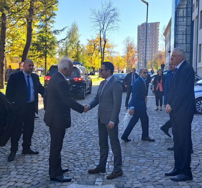 Министър Пулев показа на арменския президент българския суперкомпютър, който смята със скорост 6 млн. млрд. операции в секунда