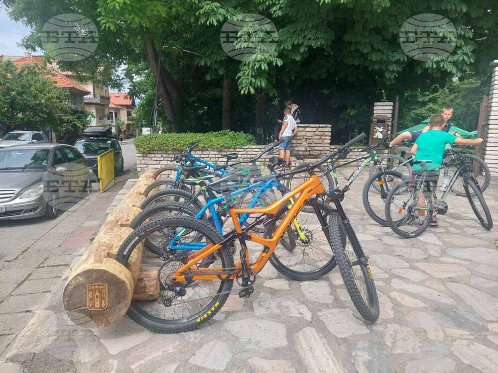 Община Банско: В световния ден на велосипеда, община Банско монтира стойки на велопаркинги