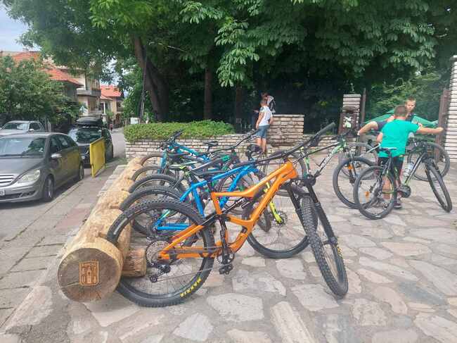 Община Банско: В световния ден на велосипеда, община Банско монтира стойки на велопаркинги