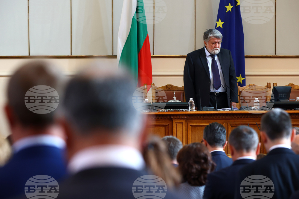 Парламент - заседание - едноминутно мълчание - Антон Дончев