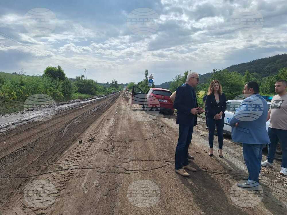 Свлечени кални маси затрудняват движението по пътя Разград – Самуил