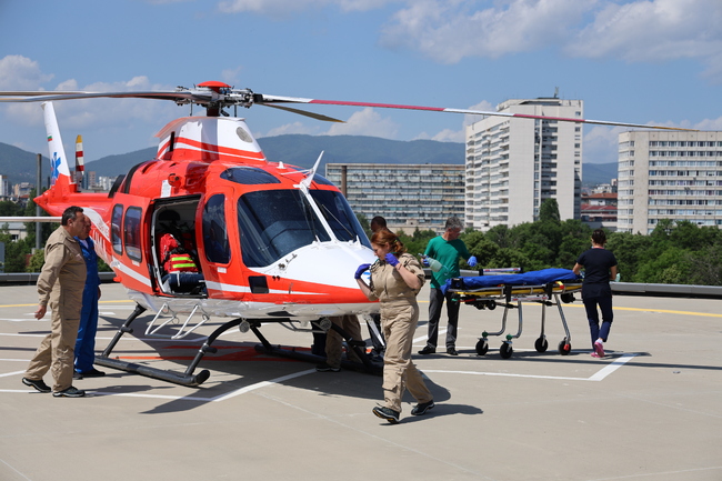 Министерство на здравеопазването: Екип на Центъра за спешна медицинска помощ по въздуха реализира първата си мисия