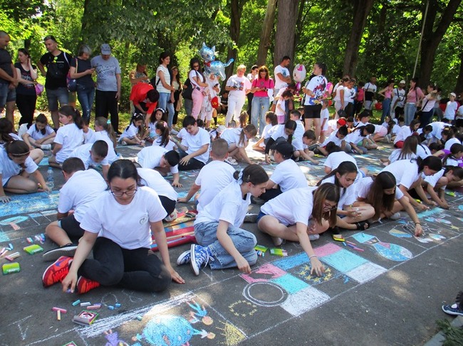 ОИЦ – Разград: Децата на Разград рисуваха Европа на своя празник 