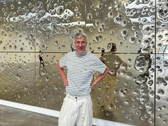 Провокативният Маурицио Кателан влезе в историята на изкуството с банан за 6,5 милиона долара