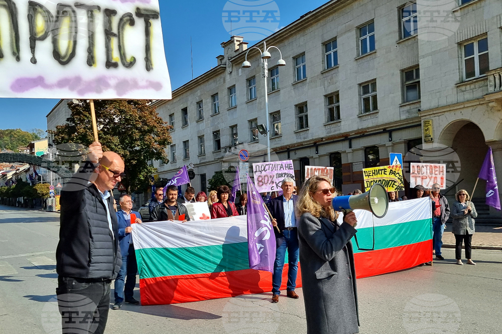 Trade Union Members Demand Pay Rise, Block Main Street of Veliko Tarnovo