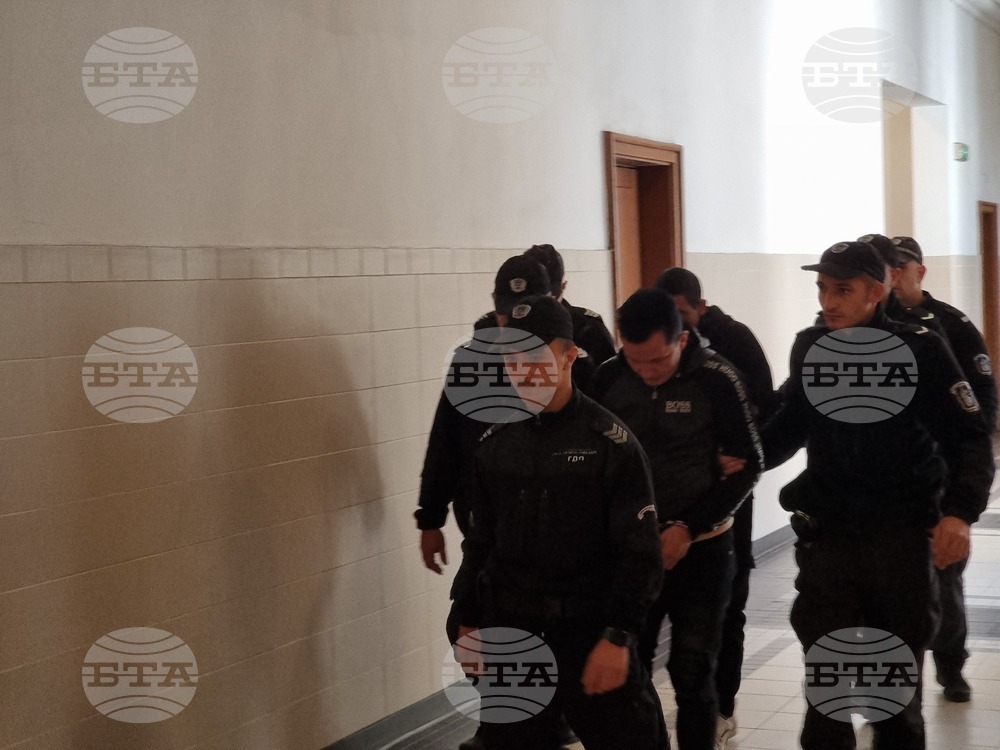 Задържаните за случая, при който бяха открити починали майка и син след потушаване на пожар в дома им, остават в ареста