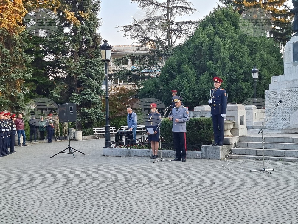 Националният военен университет „Васил Левски“ отбеляза празника на Търновския гарнизон с военен ритуал пред паметника „Майка България“