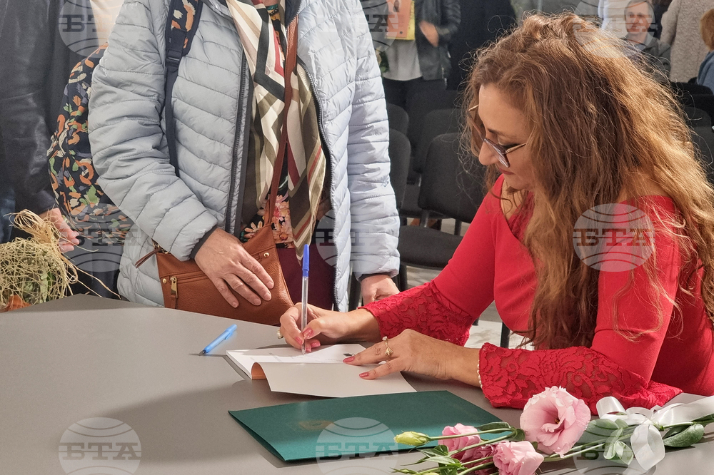 Поетесата Ваня Велева направи в Ямбол артистична премиера на първата си книга с разкази