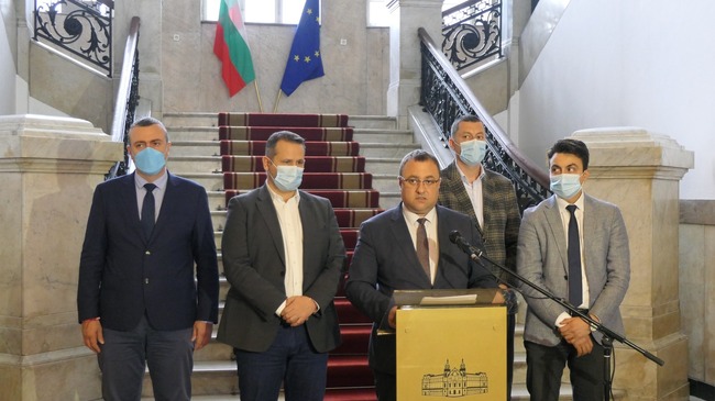 Министър Иван Иванов: Веригите на доставки работят нормално и пазарът е спокоен