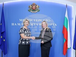 Снимка: Министерство на младежта и спорта - Министър Весела Лечева проведе среща с представителя на УНИЦЕФ за България Кристина де Бройн