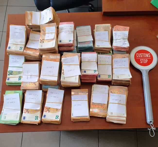 Митническите служители от ТД Митница Русе установиха недекларирани 300 000 евро при две проверки