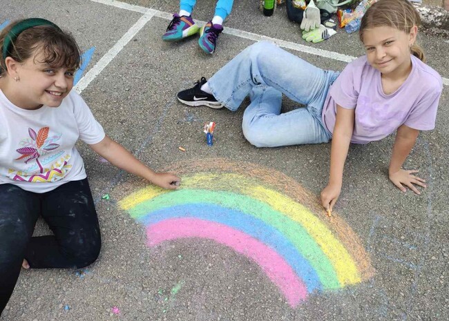 Община Ловеч: Ученици от десет училища рисуваха на асфалт на тема „Детство мое – реално и вълшебно“