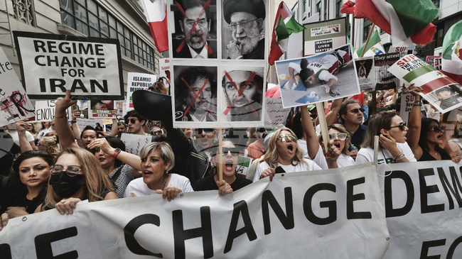 Ударите в Иран все още са опция за Тръмп, според Белия дом