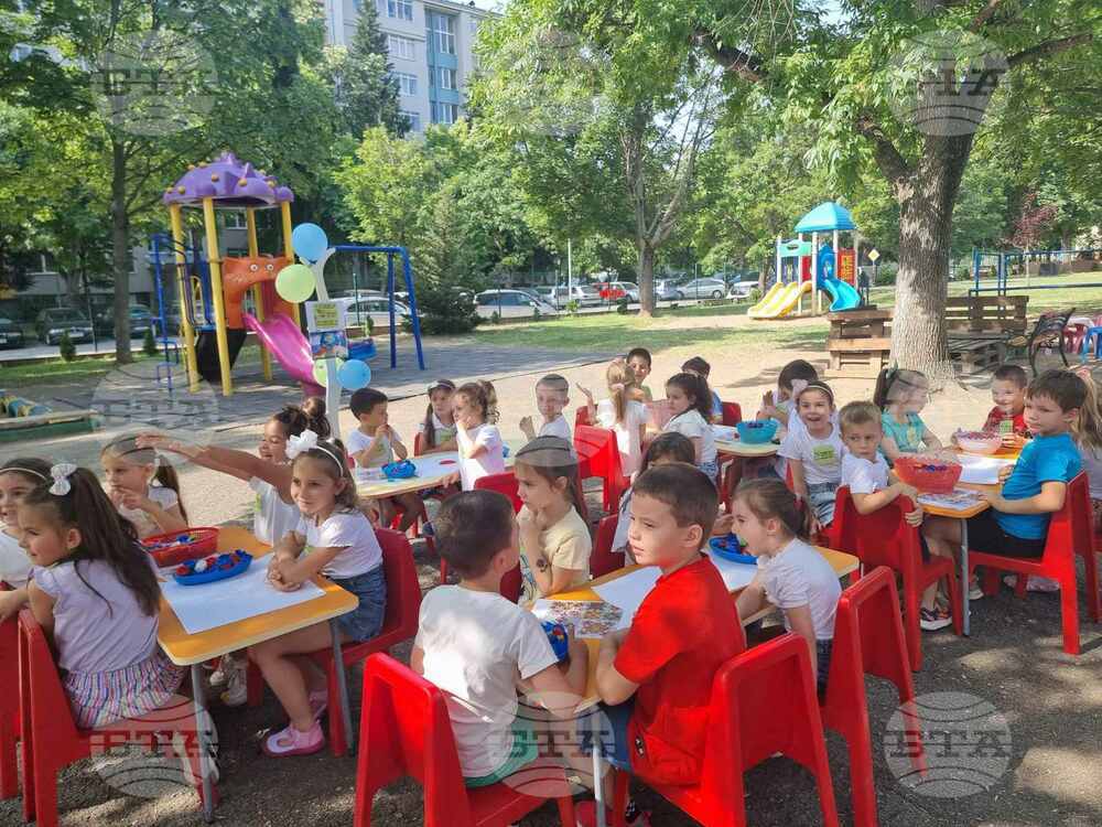 Български народни шевици от капачки създадоха децата от старозагорската детска градина "Детски рай"