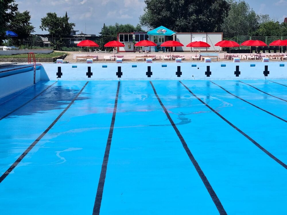 Градският басейн в Асеновград е готов да посреща посетители