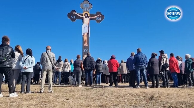 Осветиха 15-метров кръст в силистренското село Калипетрово