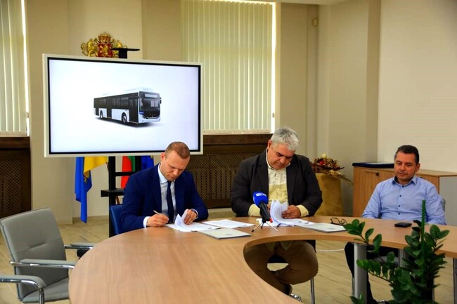 В Деня на екологията община Асеновград подписа договор за закупуването на електробуси