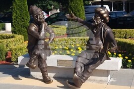 Момчилград - паметник - Хитър Петър - Настрадин Ходжа