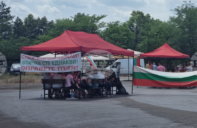 Жителите на пет населени места в община Гълъбово подготвят протест заради спрян ремонт на път