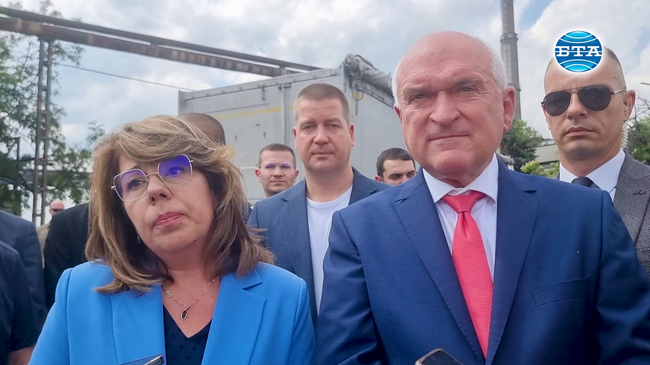 Премиерът Димитър Главчев посети пътната блокада край Гълъбово