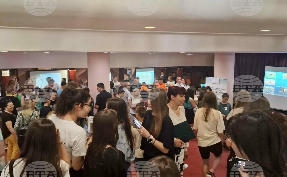 В Панорама на средното образование ученици и учители от училищата в Разград представиха своите специалности на бъдещите гимназисти и техните родители