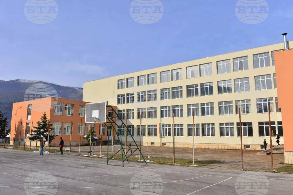 Ремонтират покрива и оградата на училището в Земен