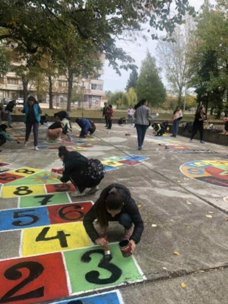 Родители участваха в създаването на нова детска площадка в град Левски