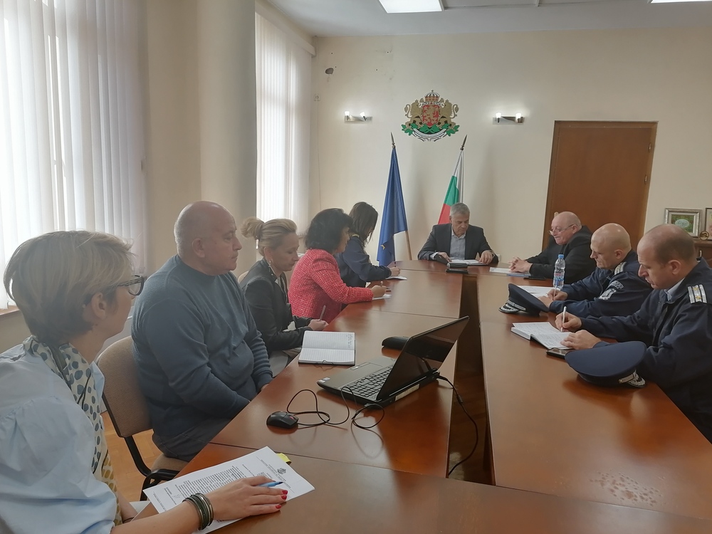Областният управител на област Хасково свика заседание на Областната епизоотична комисия във връзка с установеното огнище на Инфлуенца А (грип) във ферма за отглеждане на кокошки носачки