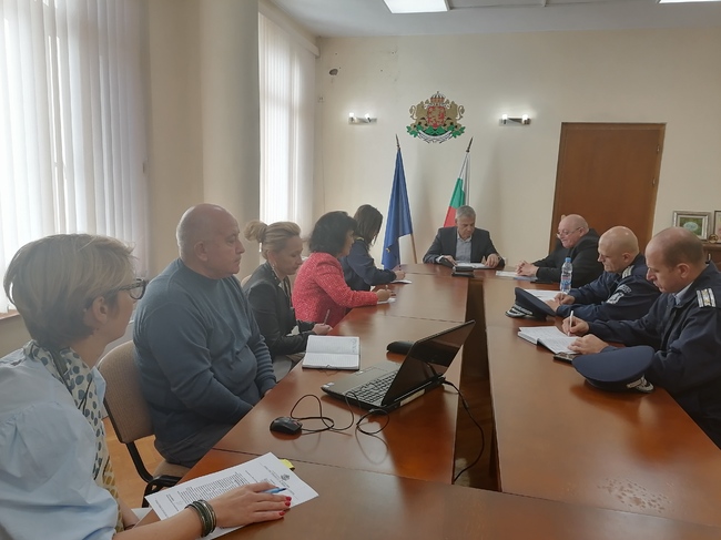Областният управител на област Хасково свика заседание на Областната епизоотична комисия във връзка с установеното огнище на Инфлуенца А (грип) във ферма за отглеждане на кокошки носачки