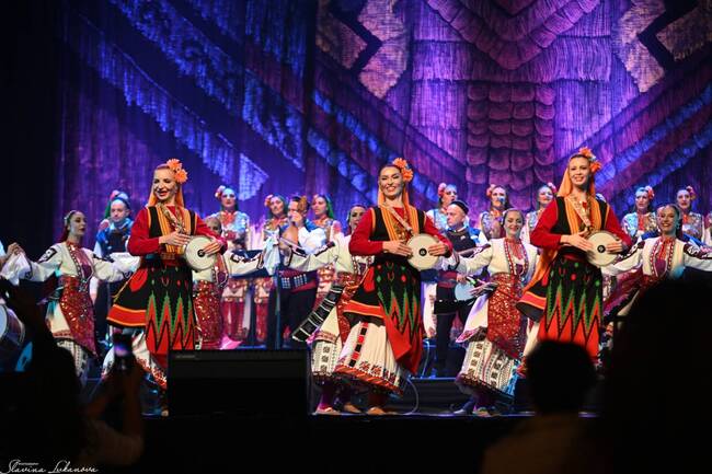 Пълна зала 1 в НДК и нестихващи аплодисменти на премиерата на Ансамбъл „Пирин“ „Между девет планини“