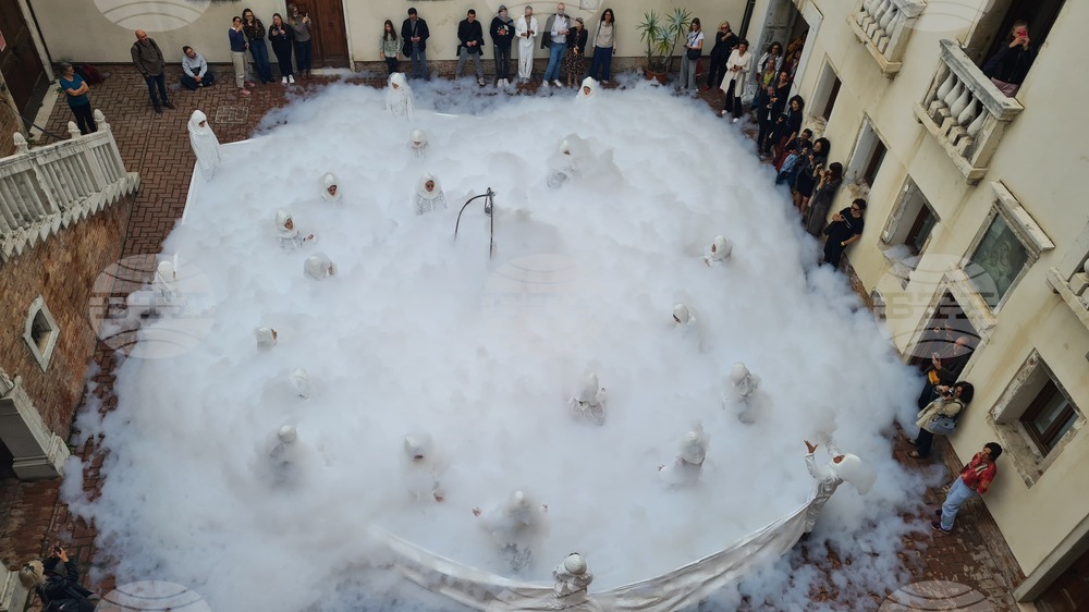 Италия -  биенале - пърформанс на Михаил Михайлов