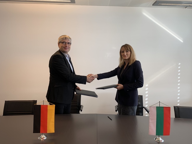 Министър Карамфилова подписа споразумение с Германия за продажба на излишъка от емисии на парникови газове