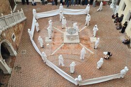 Италия -  биенале - пърформанс на Михаил Михайлов