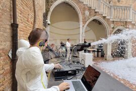 Италия -  биенале - пърформанс на Михаил Михайлов