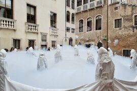 Италия -  биенале - пърформанс на Михаил Михайлов