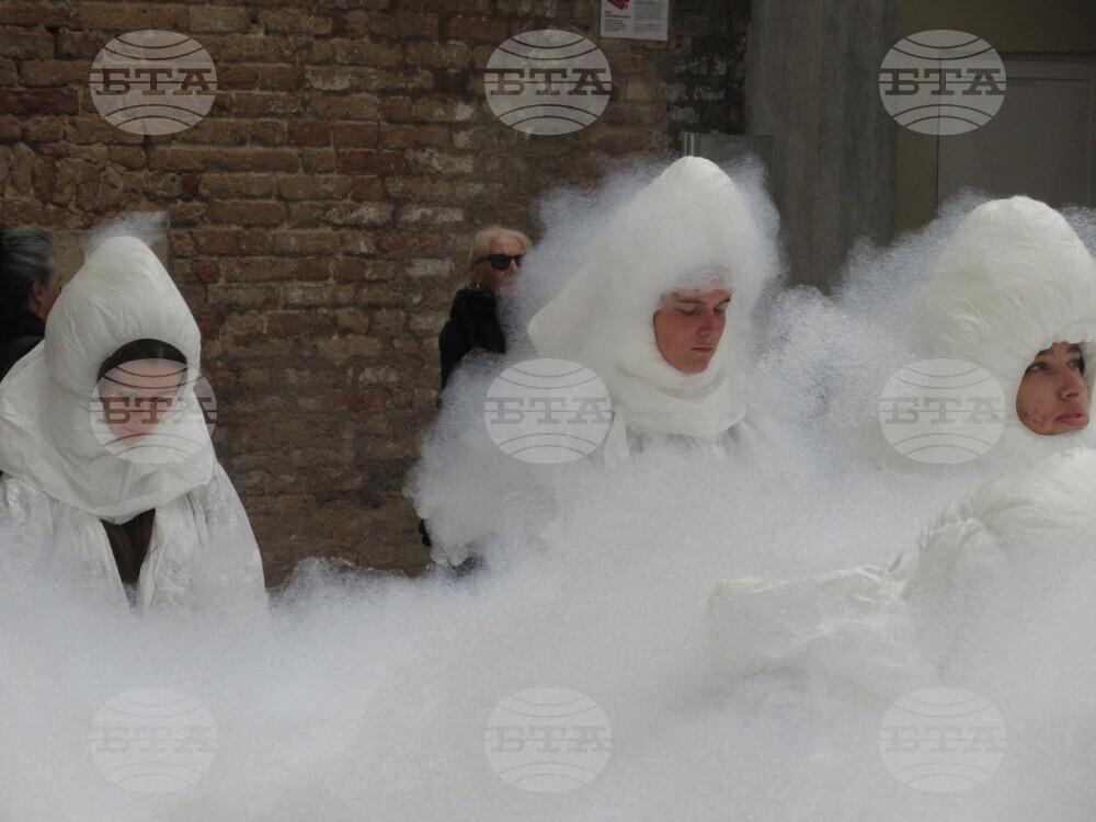 Италия -  биенале - пърформанс на Михаил Михайлов