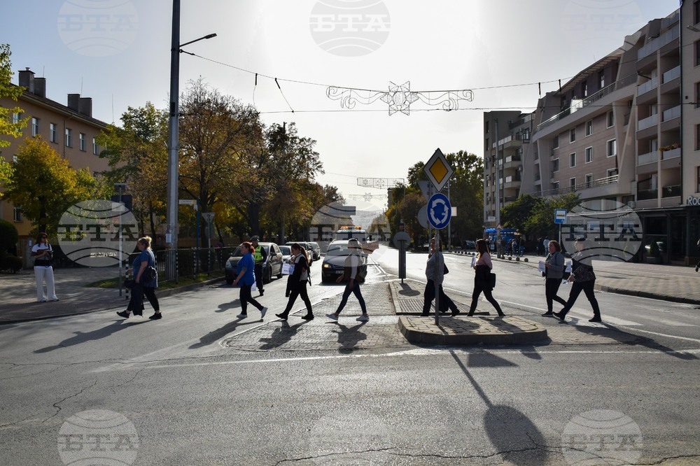 Медицински специалисти блокираха за кратко кръстовище на един от натоварените булеварди в Благоевград
