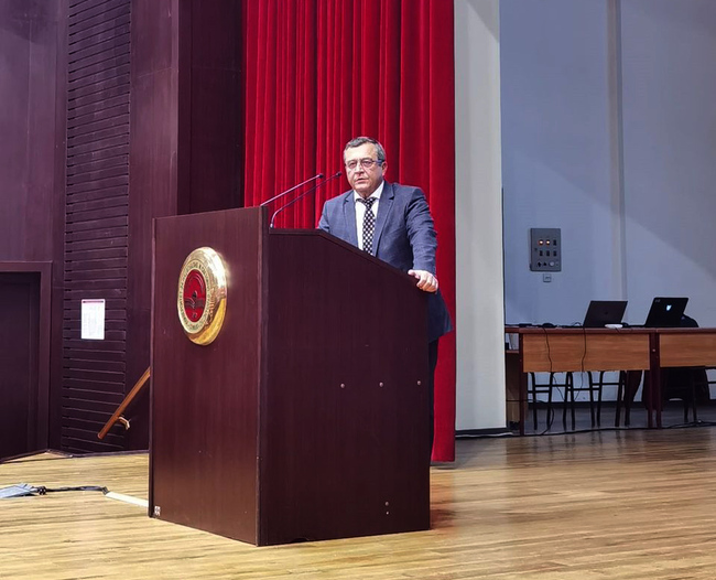 На чуждестранните студенти не бива да се гледа като източник на пари, заяви министърът на образованието проф. Сашо Пенов