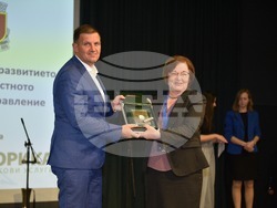 Снимка: Община Хасково - Община Хасково получи приза „Принос в развитието на местното самоуправление“ на НСОРБ за голяма община 