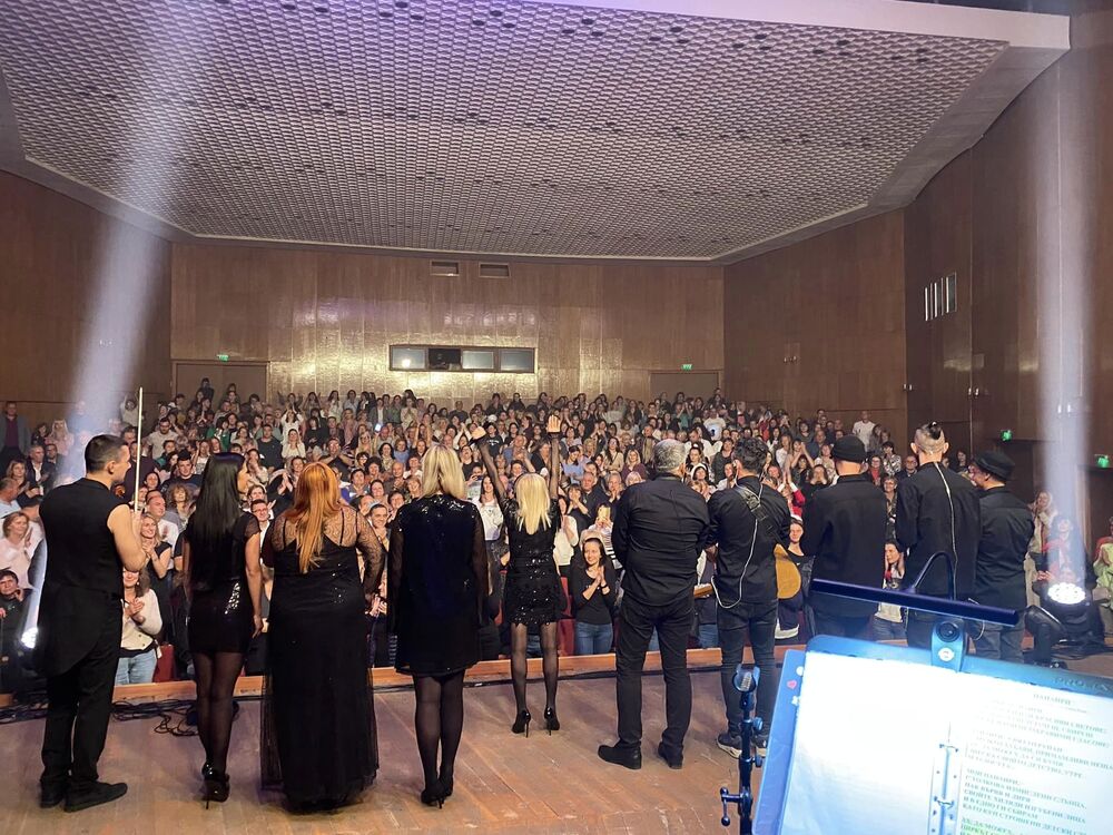 Лили Иванова препълни залата в Дома на културата в Сандански